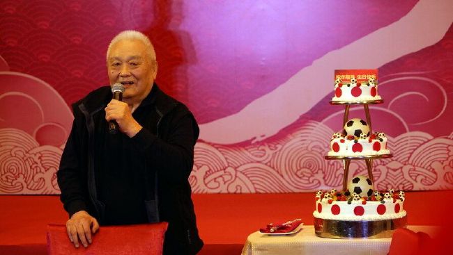 但是，是的，点球不该送，但就是发生了，所以在那个水平上，最后他们惩罚了你。